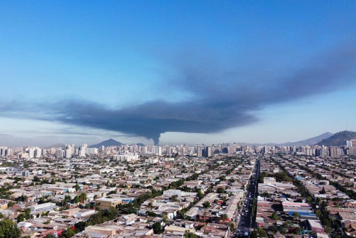 Desde alergias hasta reacciones bronquiales: Los riesgos del humo por incendio en Quilicura