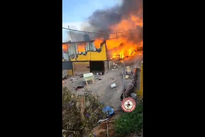 Gigantesco incendio afecta a campamento en Antofagasta