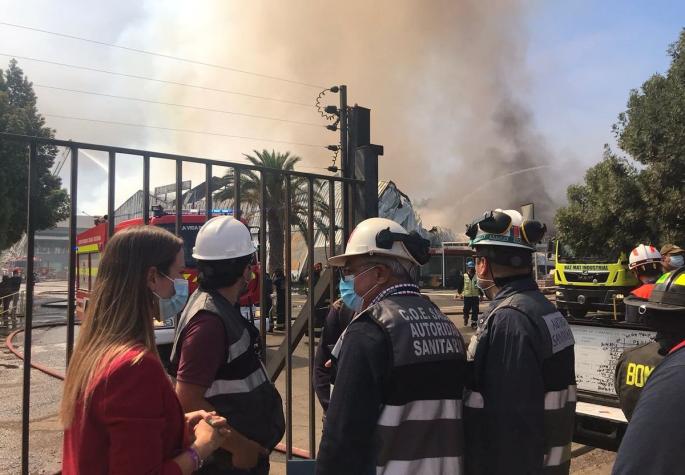 Suspenden clases en seis comunas por incendio en Quilicura: humo se dirige hacia el norte