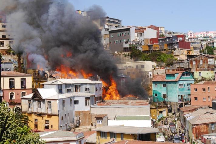Incendio estructural se registra en Cerro Monjas en Valparaíso: al menos 10 viviendas dañadas