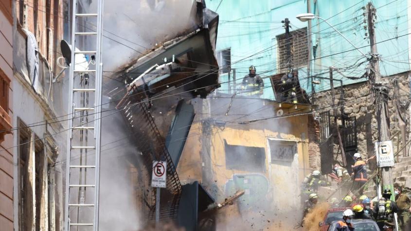[VIDEO] Bomberos se salvan de ser aplastados tras derrumbe por incendio en cerro de Valparaíso