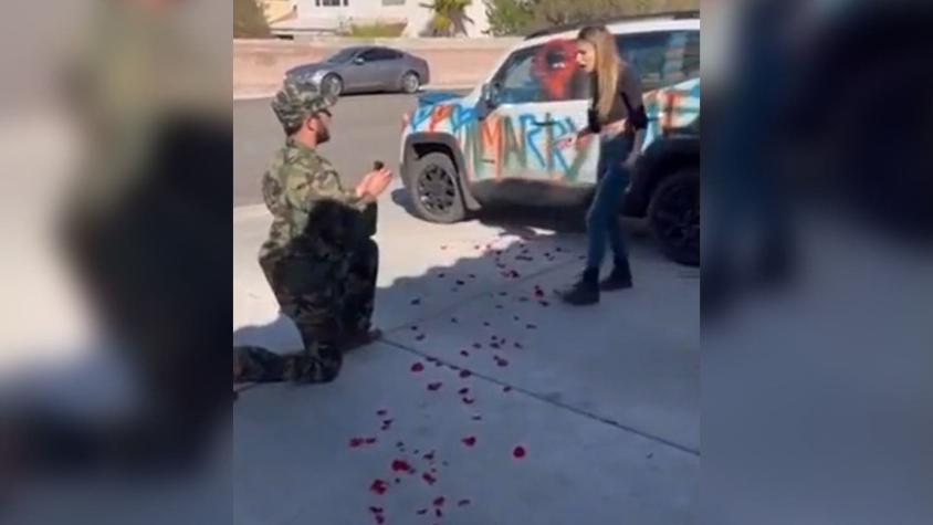 Hombre le propone matrimonio a su pareja rayándole el auto... y su reacción se hace viral