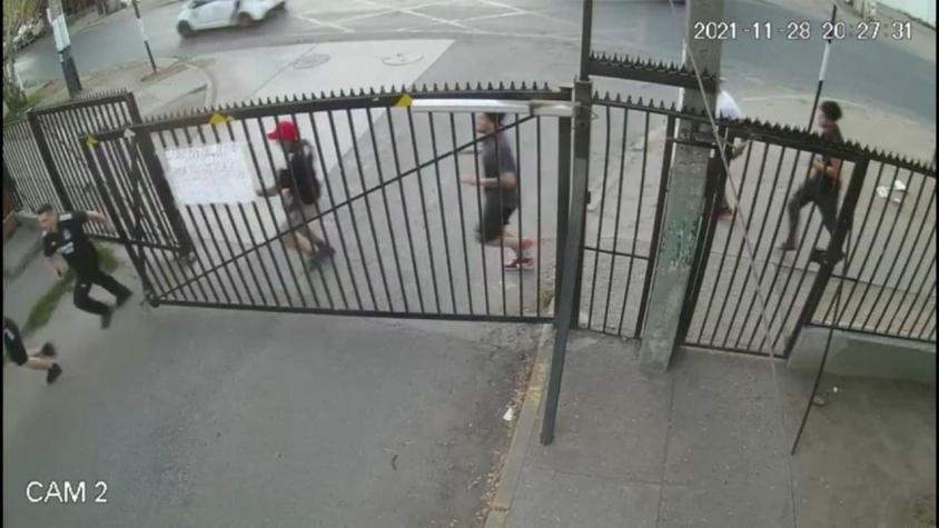[VIDEO] Turba de hinchas ingresó a casas de Macul por pelea entre barristas en Estadio Monumental