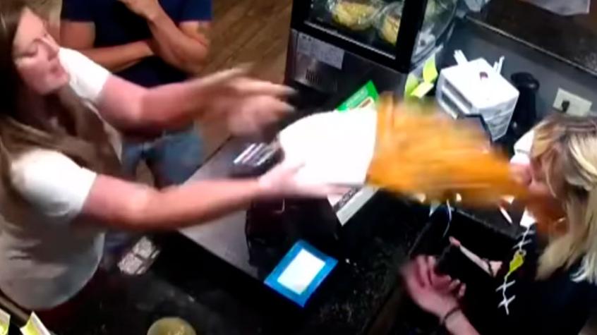 Mujer fue arrestada por arrojar sopa hirviendo en la cara de la cajera de un restaurante