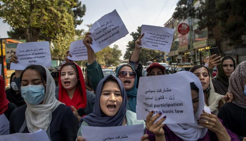 Privar a las mujeres de trabajar agravará la crisis económica de Afganistán (ONU)