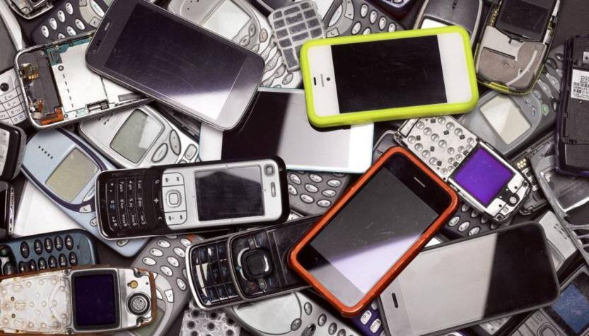 Por qué miles de celulares rotos de África son recolectados y enviados a Europa