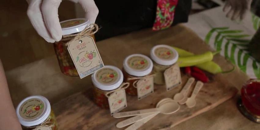 [VIDEO] #CómoLoHizo: La pareja que reinventó la receta del pebre