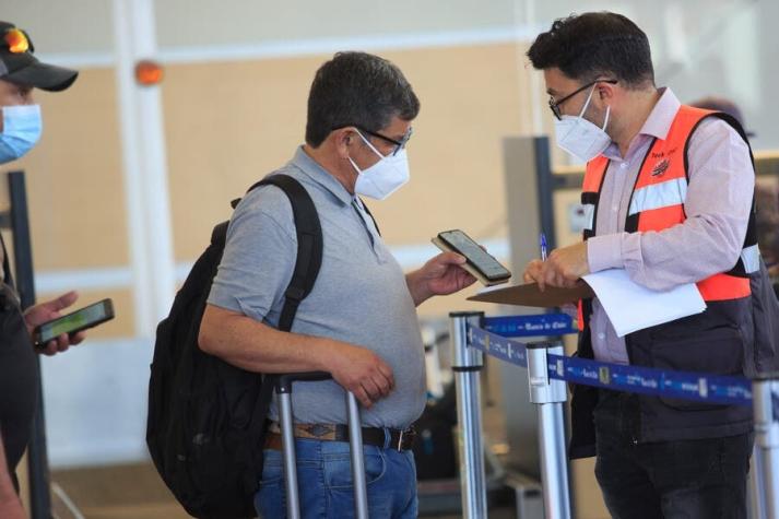 Ministerio de Salud dispondrá de un PCR especial en el aeropuerto para detectar variante ómicron