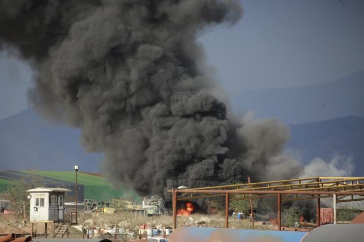 Bomberos combate incendio en sector industrial de Quilicura