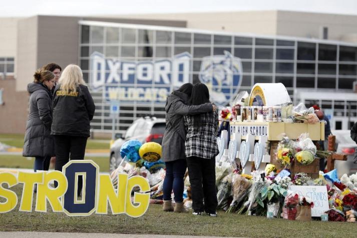 Acusan de homicidio involuntario a padres de adolescente que disparó a compañeros en escuela de EEUU