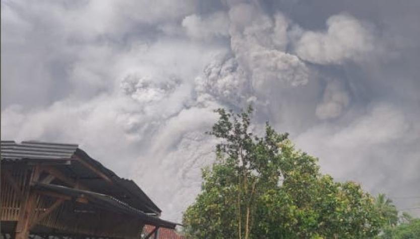 [VIDEOS] Impactante registro de la explosión de un volcán en Indonesia