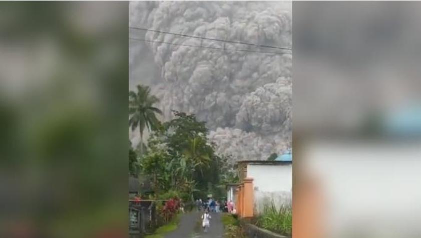 Miles de personas huyen ante la erupción del volcán Semeru en Indonesia