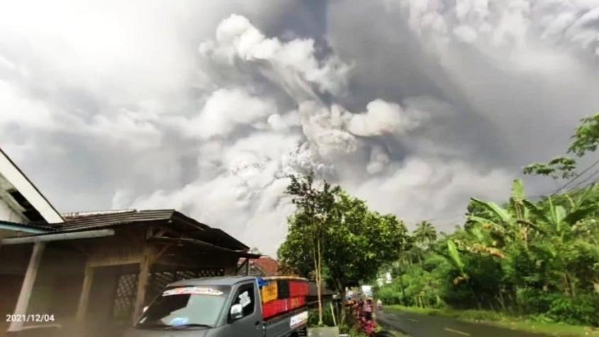 La erupción de volcán Semeru arroja una enorme nube de ceniza y deja al menos un muerto en Indonesia