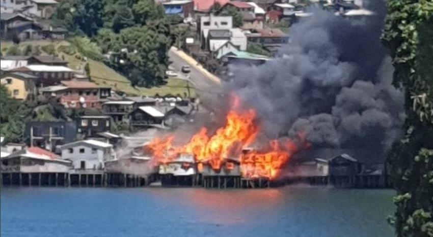 Nueve palafitos resultan quemados en incendio en isla de Chiloé