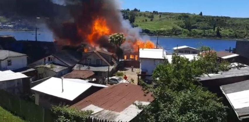 [VIDEO] Las impactantes imágenes del incendio de palafitos en Chiloé