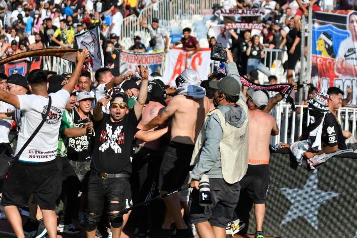 Hinchas de Colo Colo invaden la cancha del Calvo y Bascuñán durante el partido frente a Antofagasta