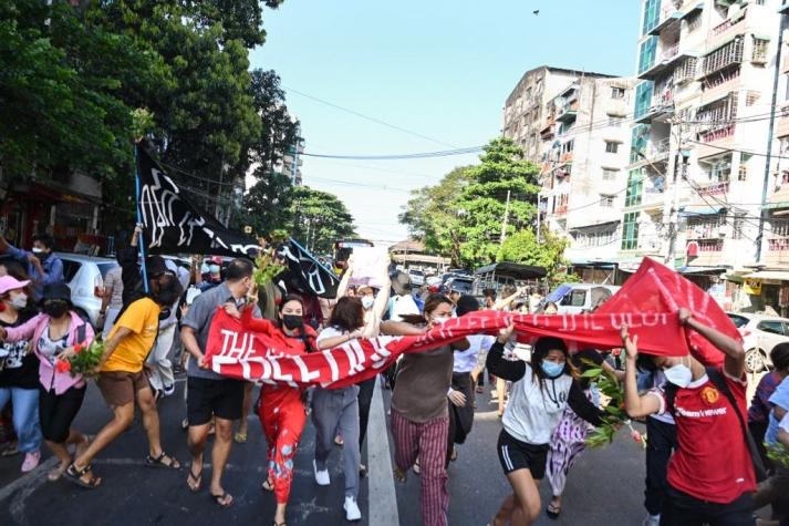 [VIDEO] Militares arremeten con un vehículo contra manifestantes en Birmania