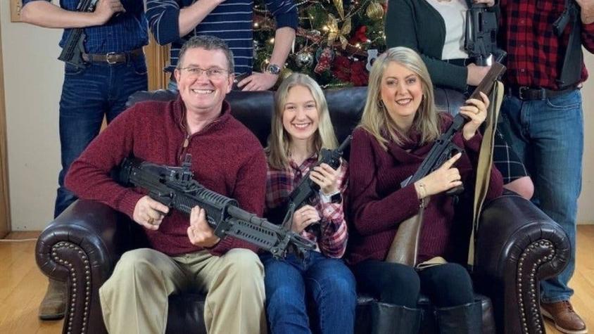 La polémica foto navideña de un congresista republicano de EE.UU. posando con armas
