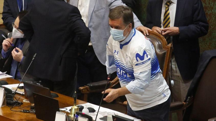 [FOTOS] Diputado Francisco Undurraga preside sesión de la Cámara con la camiseta de la UC