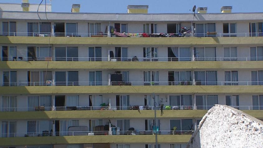 [VIDEO] Exigen a residentes que desalojen el "edificio sin ley" en La Cisterna