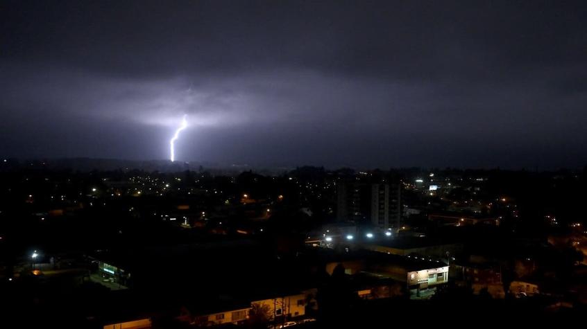 [VIDEO] Revisa los registros más impactantes que dejó la tormenta eléctrica en Temuco