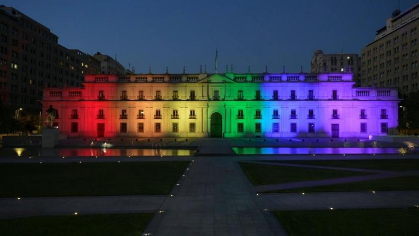 [FOTOS] La Moneda se ilumina tras la aprobación del matrimonio igualitario