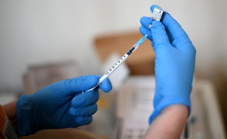 Vacuna Pfizer es "eficaz" contra variante Ómicron tras "tres dosis"