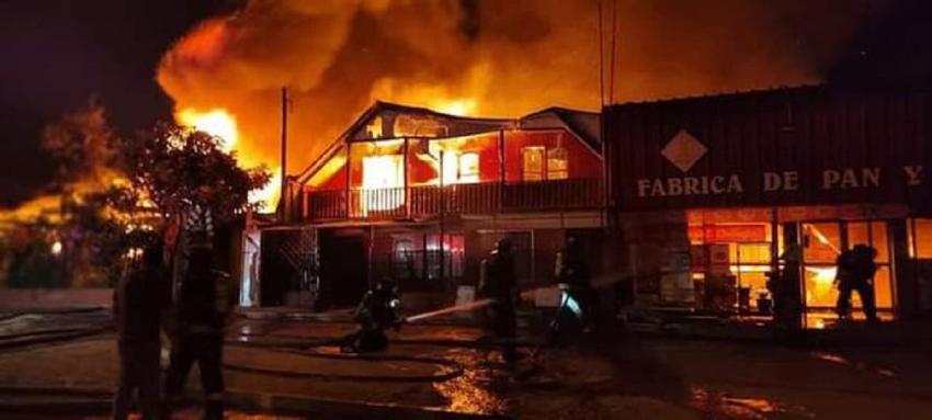 Gigantesco incendio afecta a dos casas y un local comercial en Coquimbo