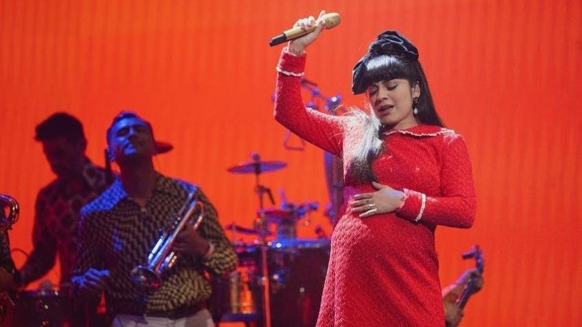 Mon Laferte relata incómoda anécdota de embarazo antes de un concierto: "Pensé que no lo lograba"