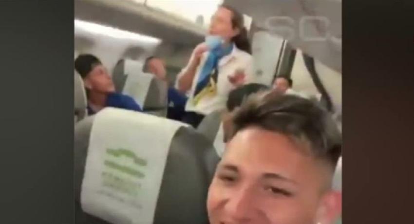 "No golpeen el avión": Azafata llama la atención a jugadores de Boca Juniors por festejos