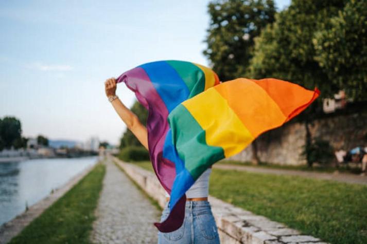 Activistas LGTB+ en el Reino Unido luchan por prohibir las terapias de conversión