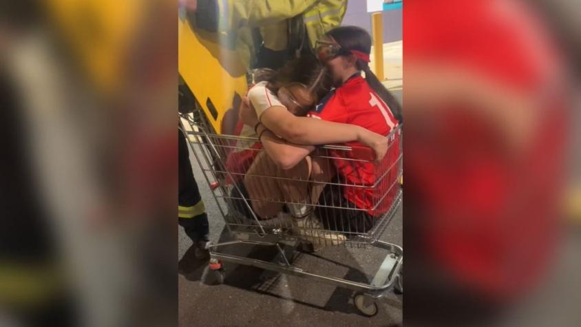 [VIDEO] Bomberos rescatan a dos jóvenes que se quedaron atrapadas en un carro de supermercado