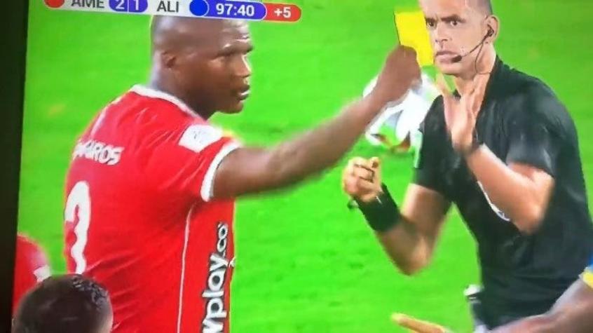 [VIDEO] Futbolista le quita tarjeta amarilla al árbitro y "amonesta" a un rival