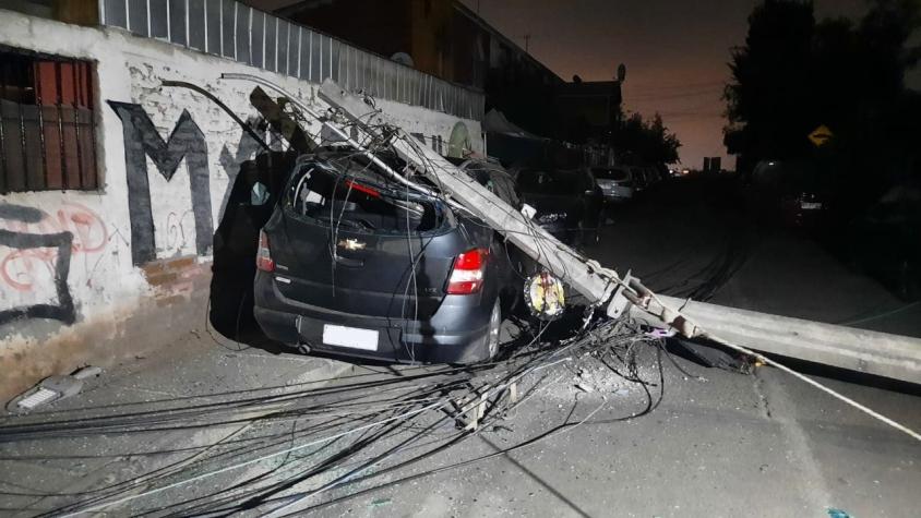 [VIDEO] Auto fue aplastado por un poste derribado por un camión en Pudahuel