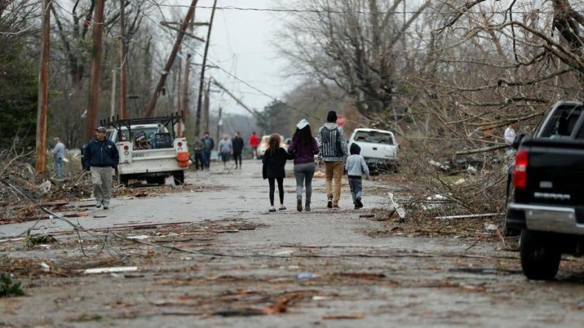Las devastadoras imágenes que deja el paso de "los peores tornados en la historia" de Kentucky