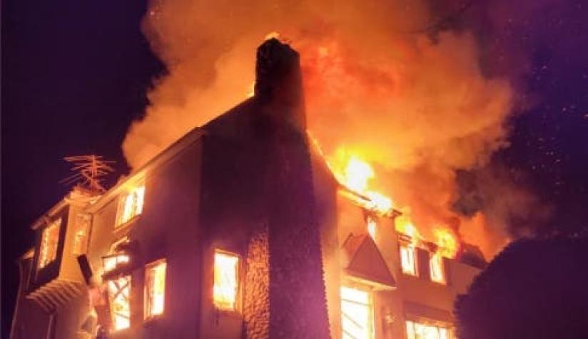 Hombre quema su casa de más de un millón de dólares intentando espantar a una plaga de serpientes