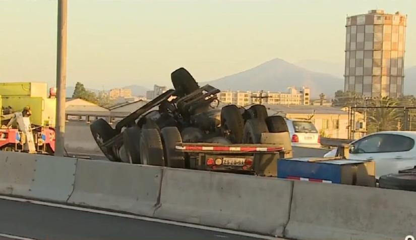 Camión con madera terminó incendiado tras volcar en la Autopista Central