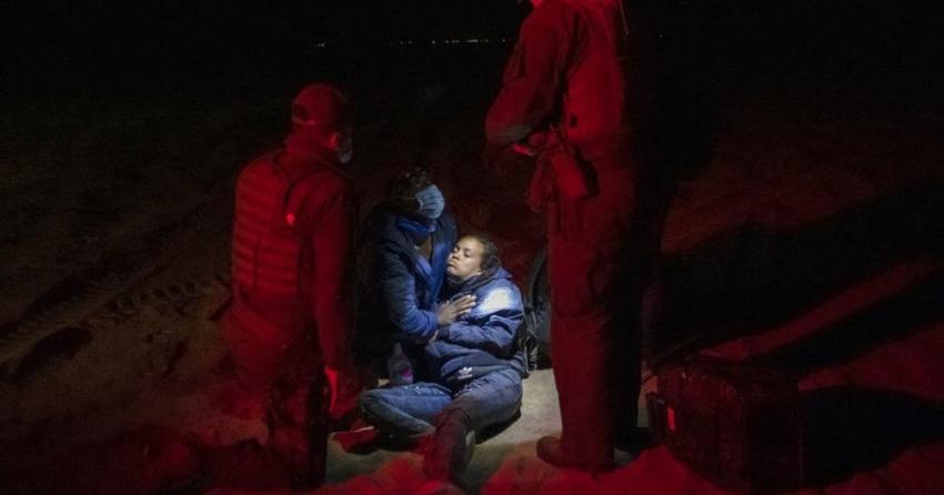 Crisis migratoria: AFP elige foto de migrante detenida en Chile como una de las mejores del año