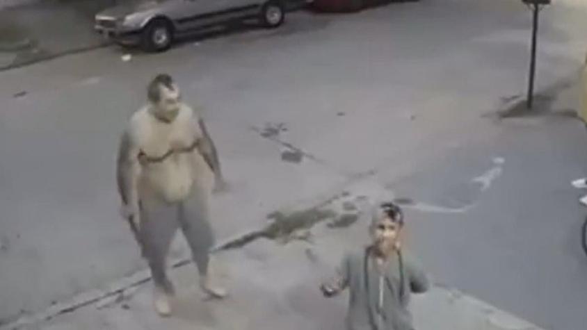 Hombre atrapa a ladrón y lo obliga a pedir perdón ante cámara de seguridad tras pegarle machetazos