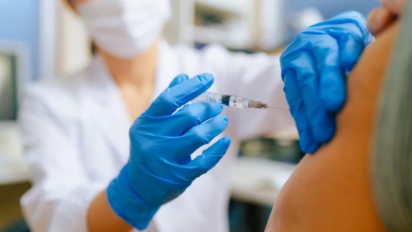 Hombre es investigado tras vacunarse 10 veces contra el COVID-19 en un día