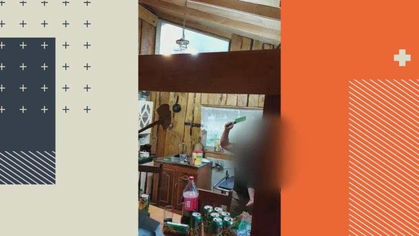 [VIDEO] Se escuda con su hija y ataca a carabineros con machete: antes había golpeado a su esposa
