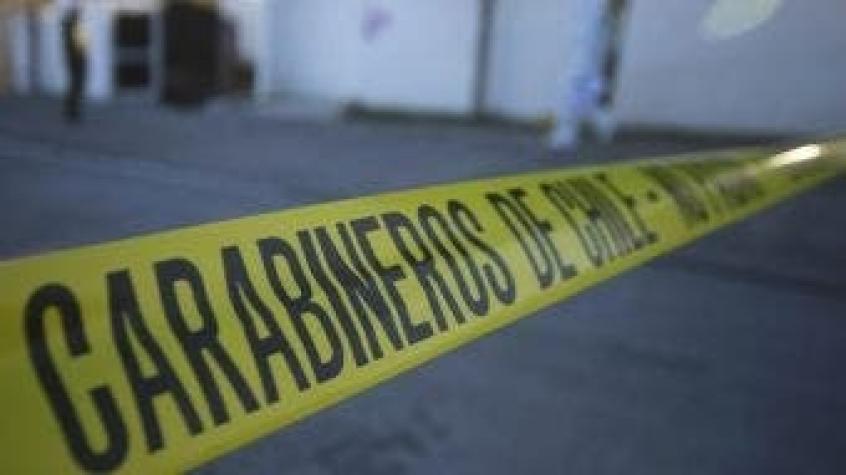 Menor de 16 años fallece y una pareja herida tras balacera en feria navideña en Maipú