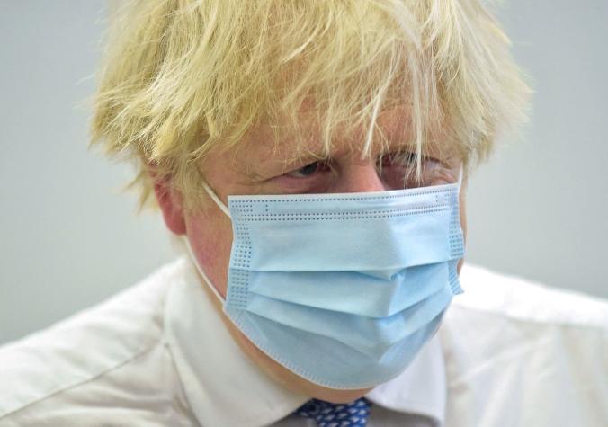 Boris Johnson enfrenta una riesgosa votación parlamentaria sobre el ómicron