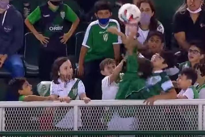 Todo por un balón de fútbol: niños hinchas de Banfield protagonizan disputa con un inesperado final