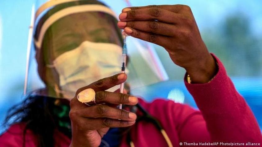 Vacuna de Pfizer protege al 70% contra hospitalizaciones por ómicron, según estudio en Sudáfrica