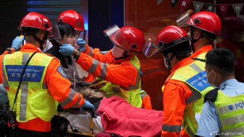 Hong Kong: más de 300 personas quedaron atrapadas en un incendio en un rascacielos