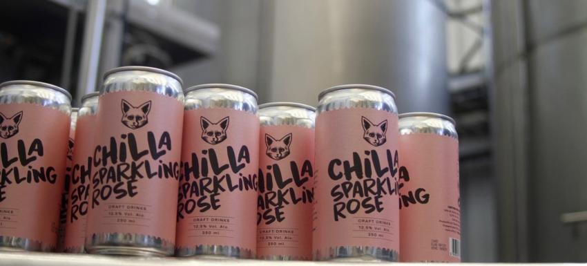Los amigos que crearon el primer vino sparkling rosé en lata de Chile