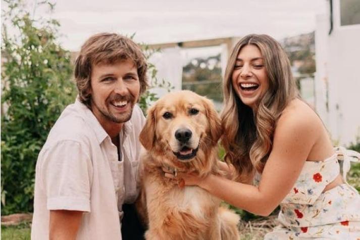 Reacción de perrito ante la propuesta de matrimonio de sus amos se vuelve viral en TikTok