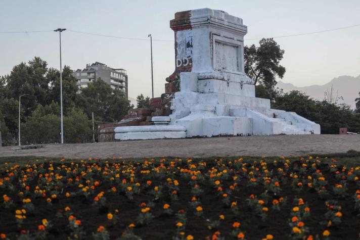 Adherentes de Kast realizaron intervención en una mitad de Plaza Baquedano