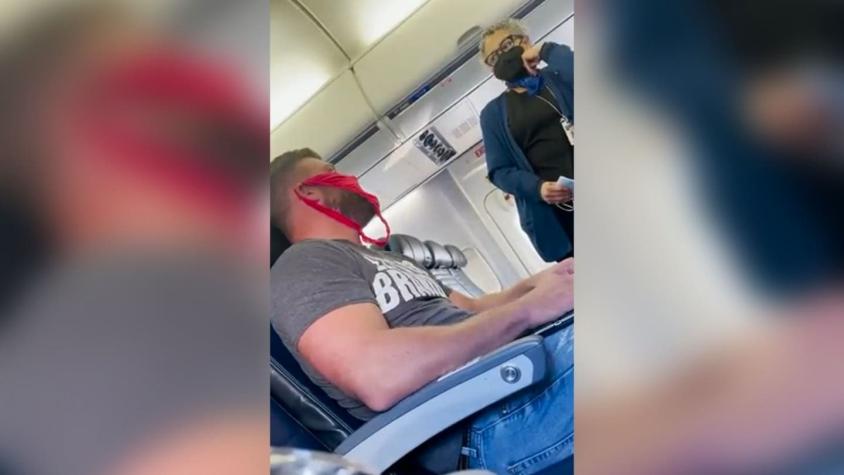 Hombre es expulsado de avión por usar una tanga en lugar de una mascarilla quirúrgica